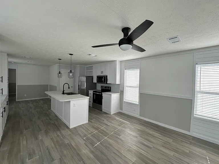 2040 Daisy Lou — Photo 3