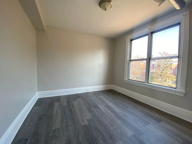3 unit building in central area of Bellevue and steps away from Avalon areas of Pittsburgh. — Photo 9