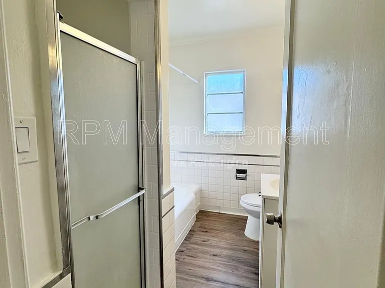 1043 1/2 S Norton Ave — Photo 10