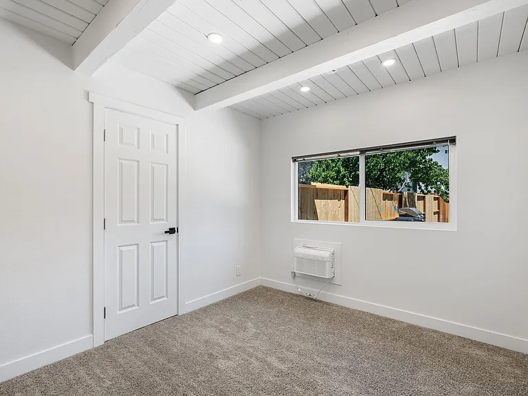 605 Winston Dr — Photo 6