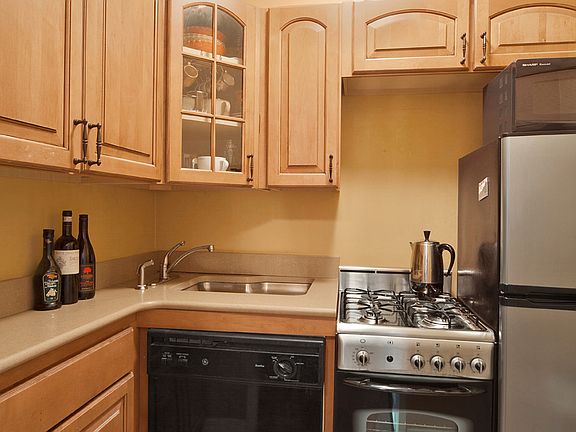 5th image of 311 E 71st St #5E