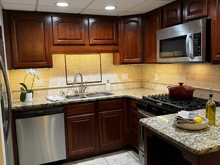 Kitchen 
Virtual Staging