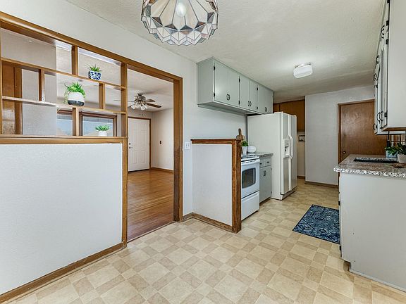 5th image of 3310 S Mount Carmel Ave