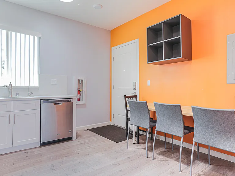 1259 W 36th Pl — Photo 12