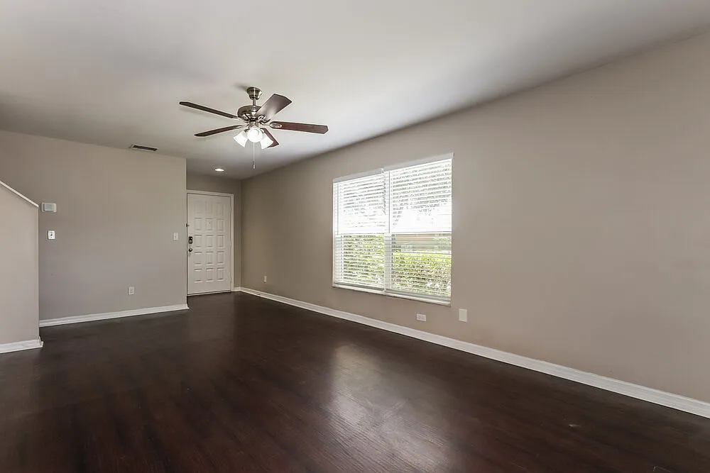 4 bed, 2.0 bath, 1397 sqft, $2,205 — Photo 4