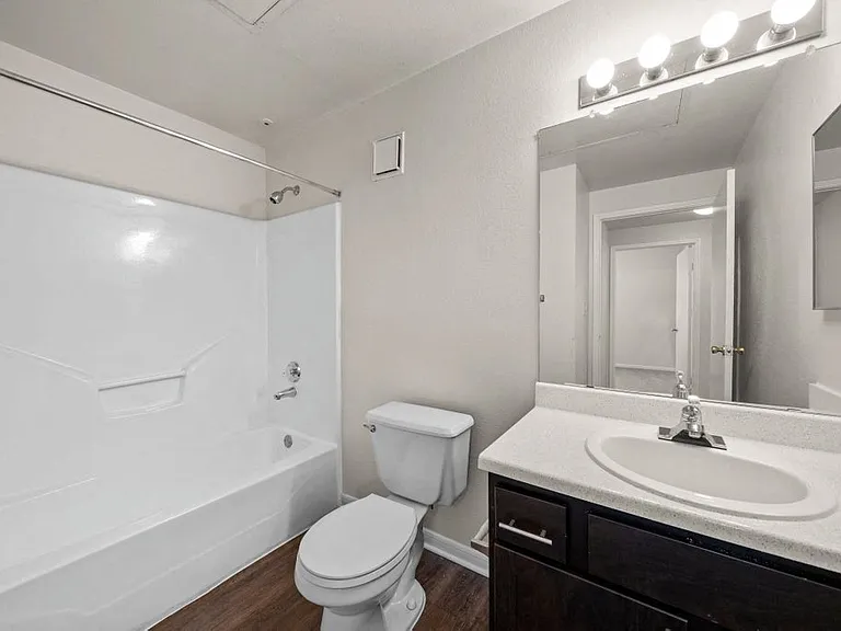 River Oaks Villas Apartments — Photo 18