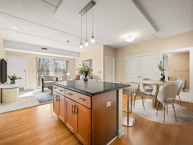 588 Wellington Sq — Photo 9