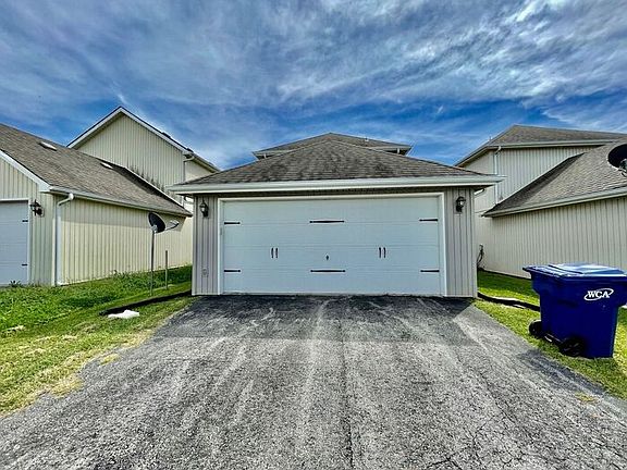 2nd image of 306 NE Coldwater Creek Dr