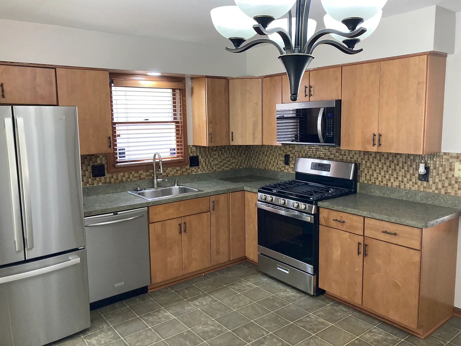 3 bed, 2476 sqft, $2,200 — Photo 3