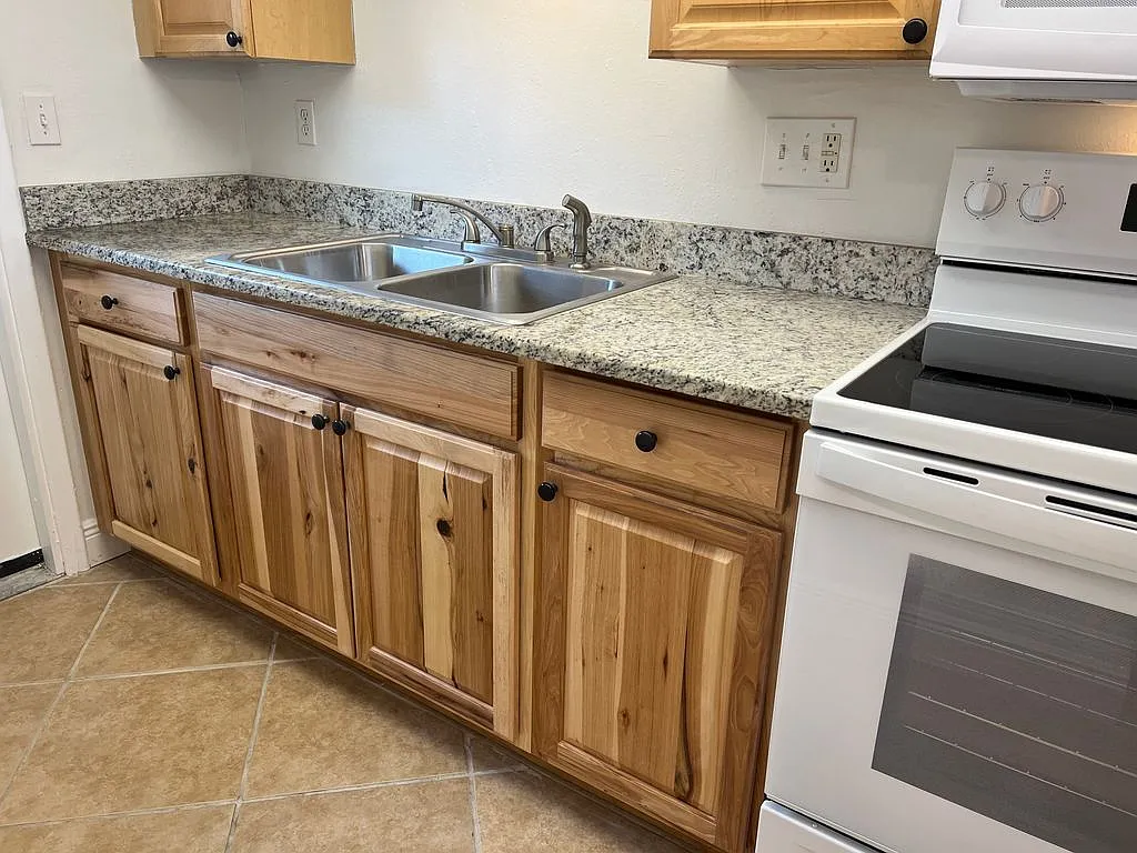 Building Photo - 710 Bayou Ave #2