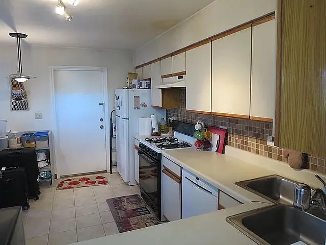 1042 Courtland Dr — Photo 2