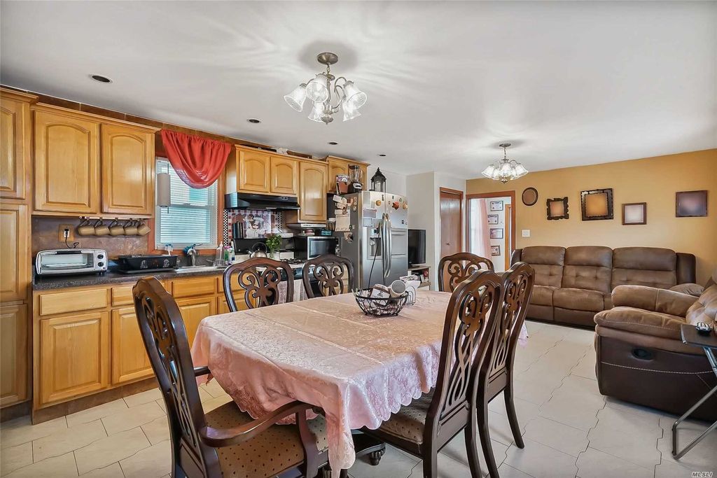 4 Bed 2 Bath Property, New York • 2,400 Sq Ft