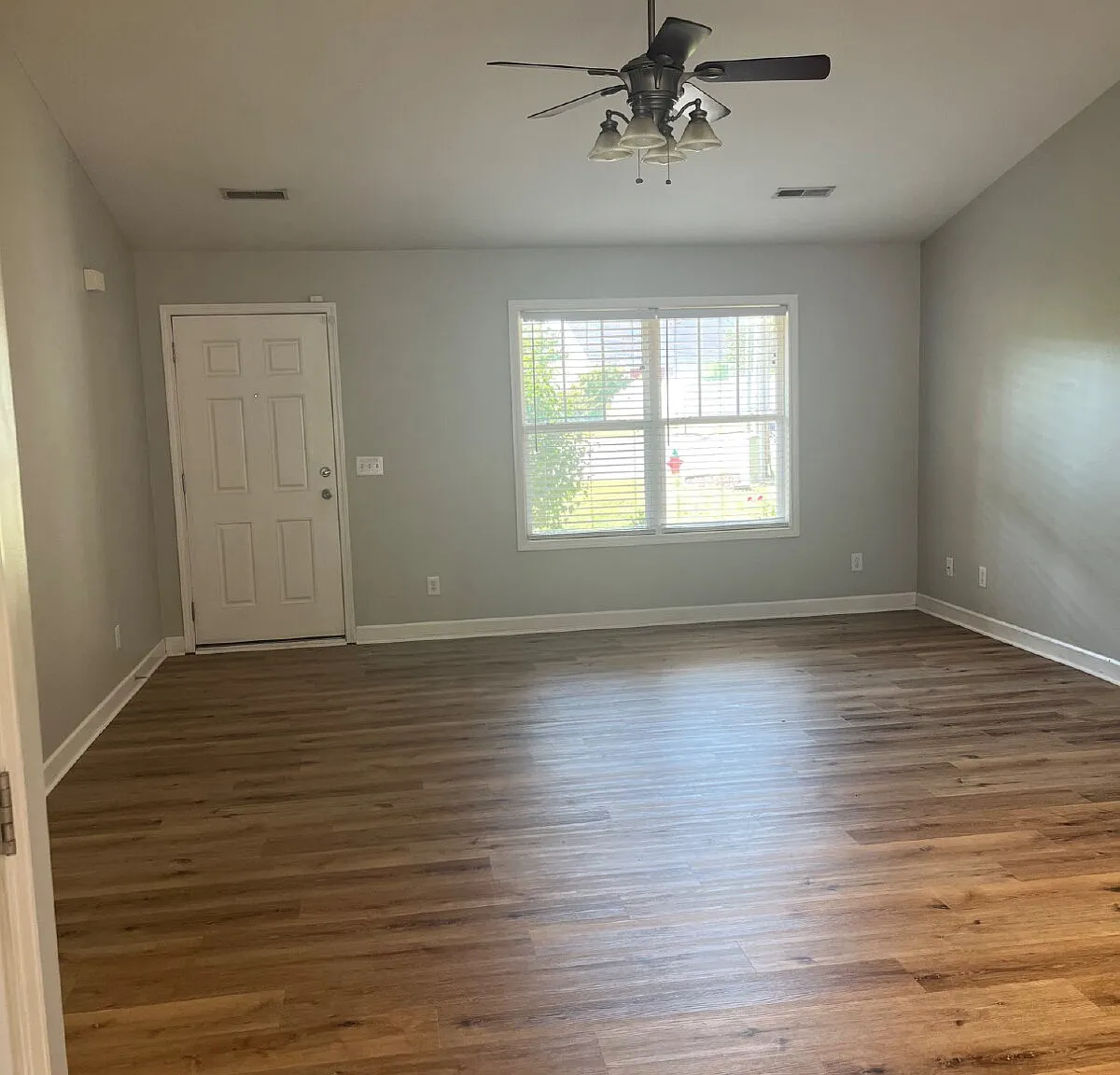 3 bed, 2.0 bath, 1548 sqft, $2,100 — Photo 2