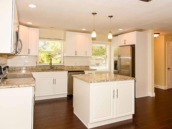 3rd image of 1261 Oakbrook Dr