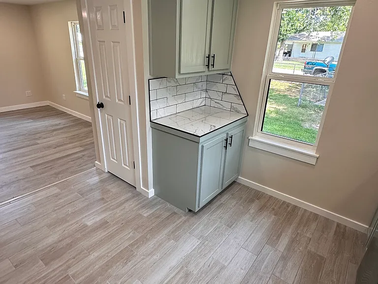 1388 N Vinita Ave — Photo 4