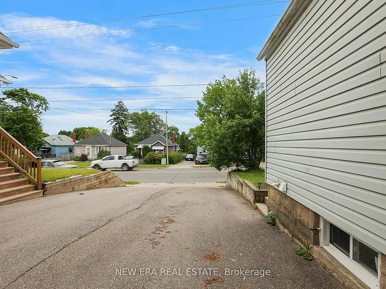 219 Lancaster St W — Photo 41