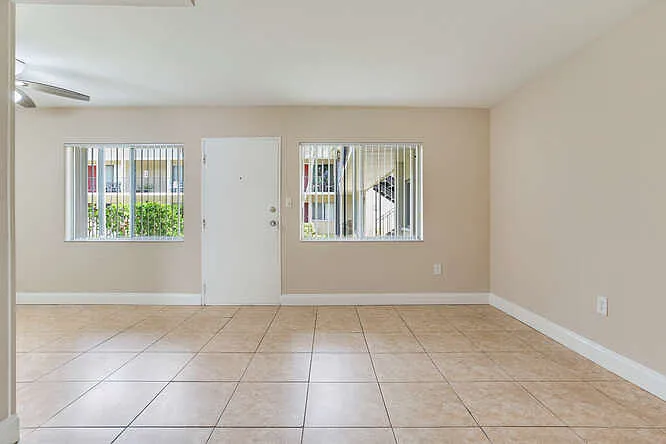 Chateau Apartments — Photo 36