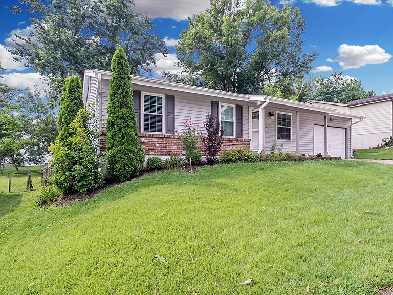 1338 Greenmar Dr — Photo 2