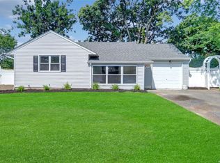 1086 Courtland Dr, Bay Shore, NY 11706