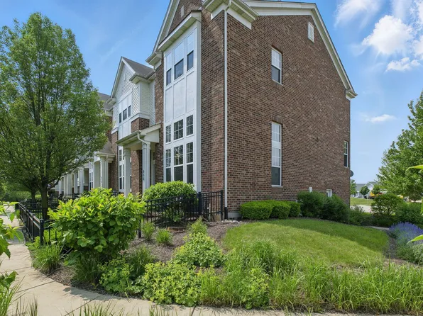 652 Grosvenor Ln, Aurora, IL 60504