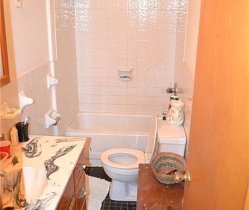 5th image of 205 Grumbach Ave