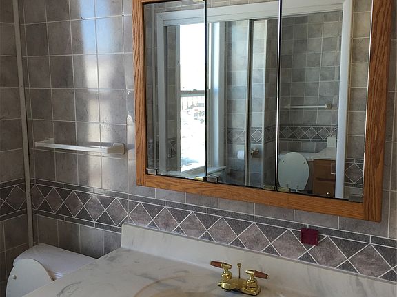 2nd floor bath pic 2