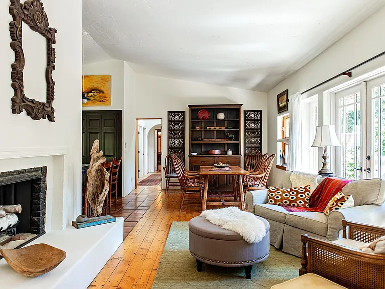 Seating Area/ Gas Fireplace