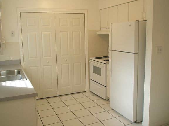 5th image of 3067 Park Ln APT 2