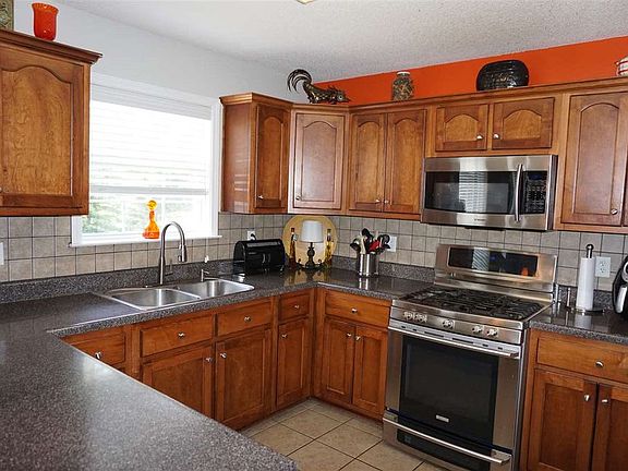 4th image of 30 Brookwood Cir