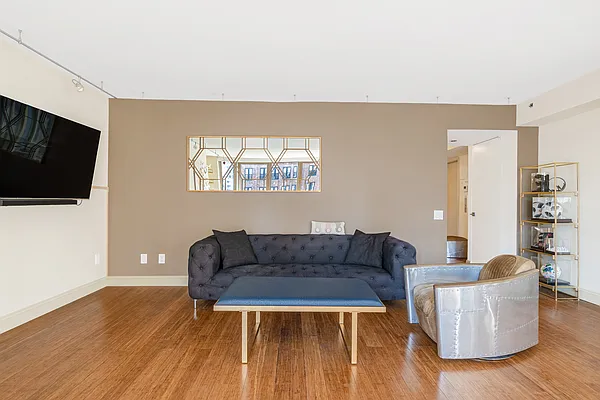 Sold by AVENUE 8 INC | media 6
