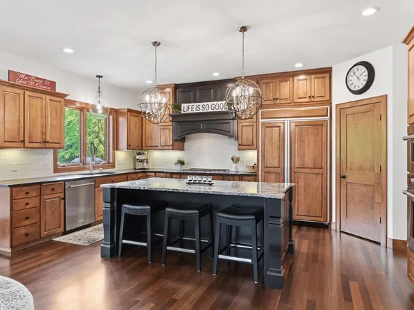 10053 Trails End Rd, Chanhassen, MN 55317