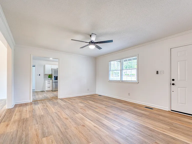825 Fresno Dr — Photo 6
