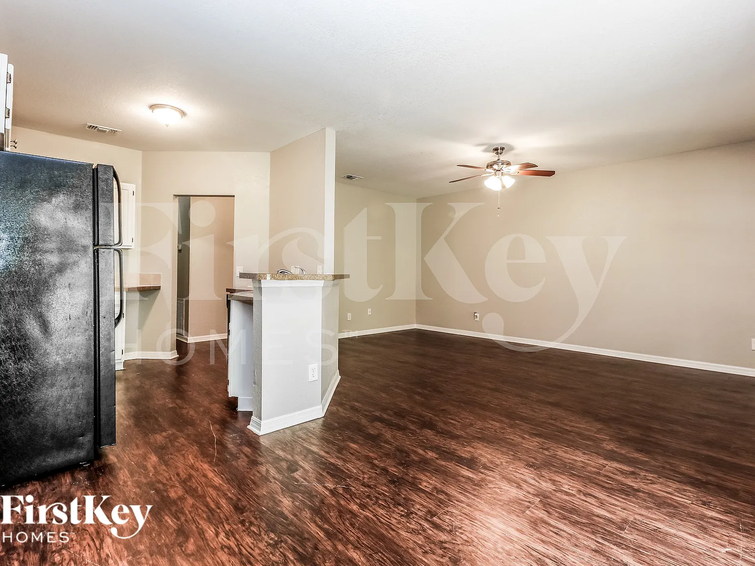 4 bed, 2.0 bath, 1400 sqft, $1,455 — Photo 3