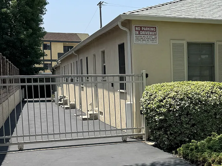 1526 Dixon St — Photo 4
