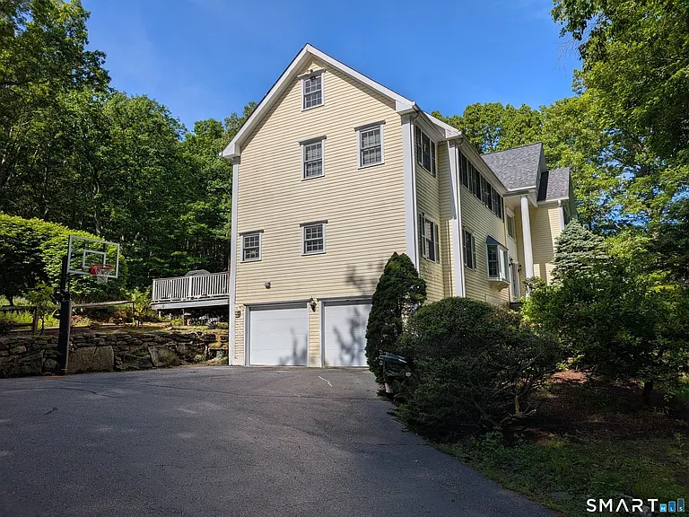 12 Carriage Hill Rd — Photo 2