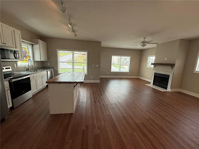 519 Liberty Park Dr NE — Photo 2
