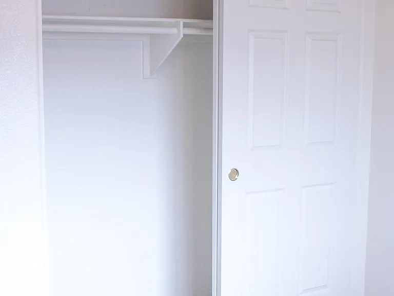 Middle Bedroom (2nd floor) huge closet