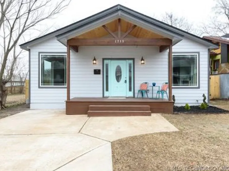 1215 N Cheyenne Ave — Photo 1