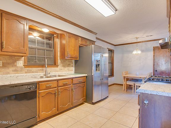 5th image of 729 White Ash Dr