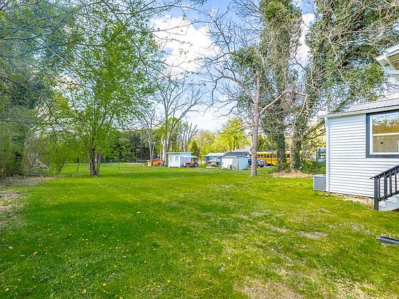 5th image of 213 Southern College St