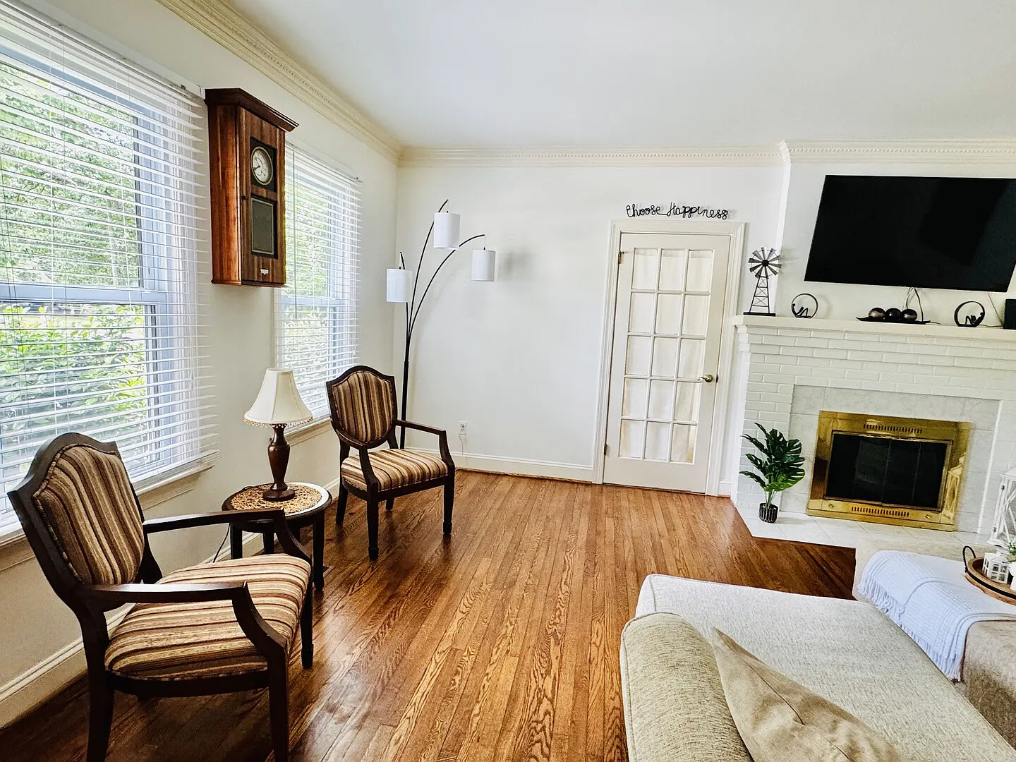 Family friendly retreat with private pickleball and basketball court — Photo 2