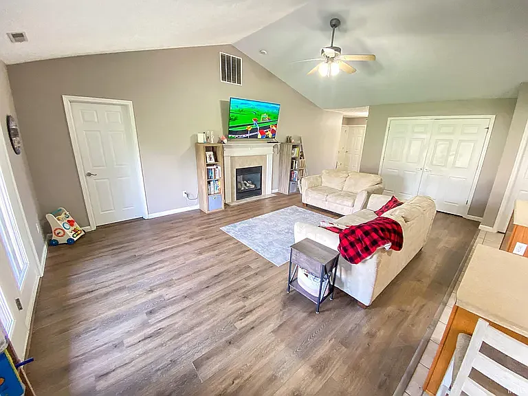 3 bed, 1409 sqft, $1,790 — Photo 2