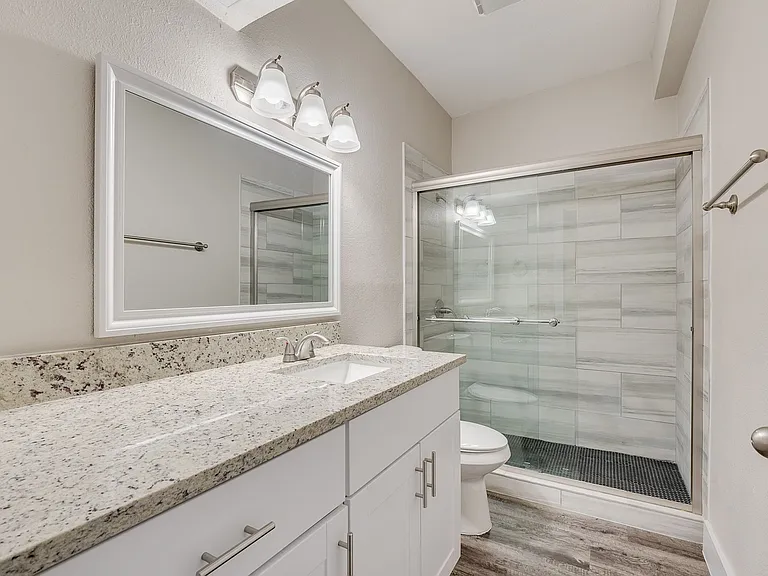 Oak Street Flats: Ranch Style Fully Remodeled Come Check Us Out — Photo 37