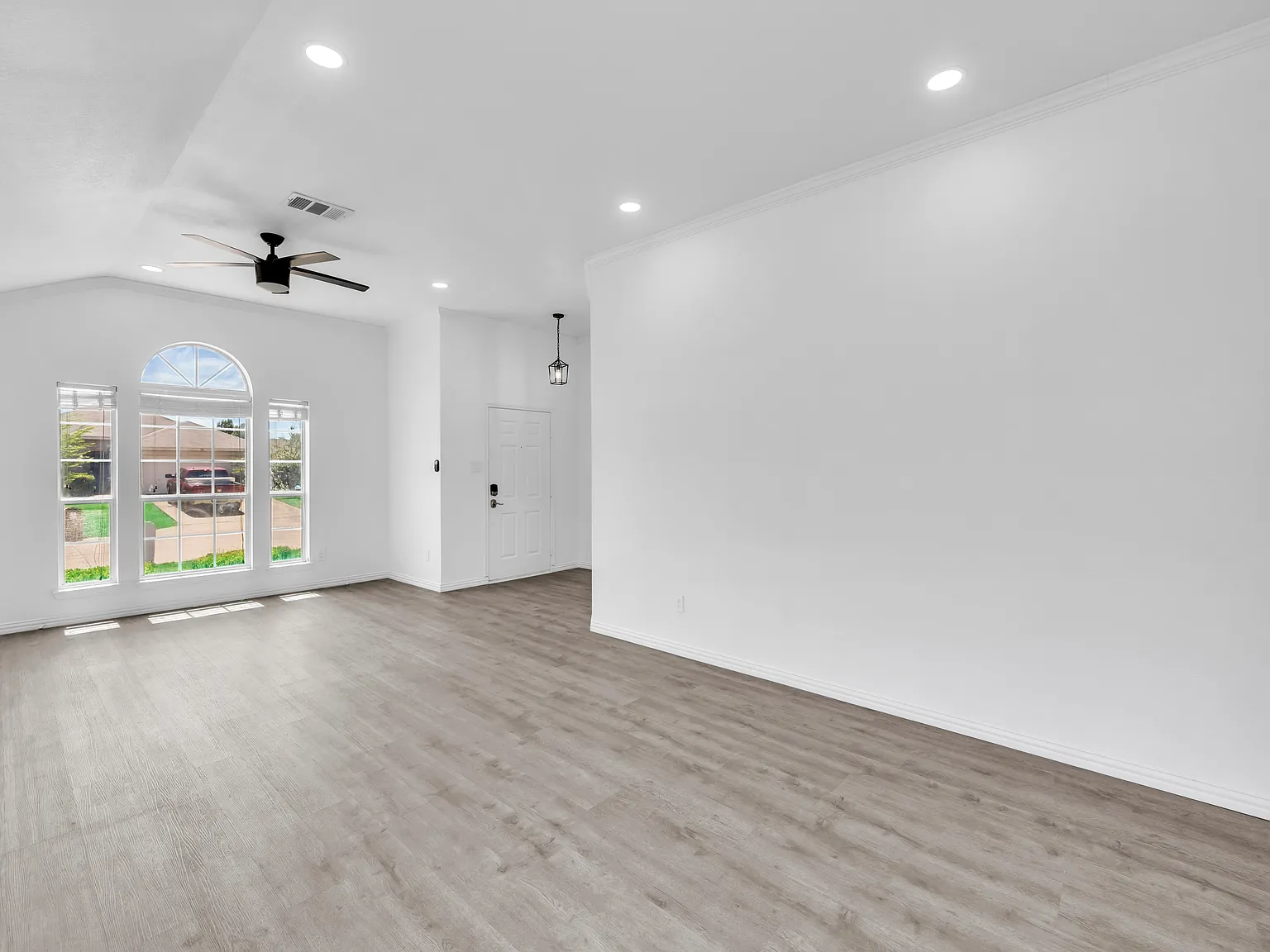720 Mackenzi Dr — Photo 2