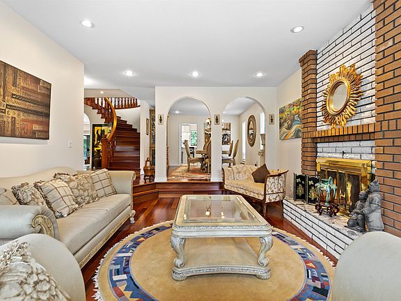 5th image of 7995 Woodhurst Dr