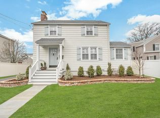 200 Oldfield Rd, Fairfield, CT 06824