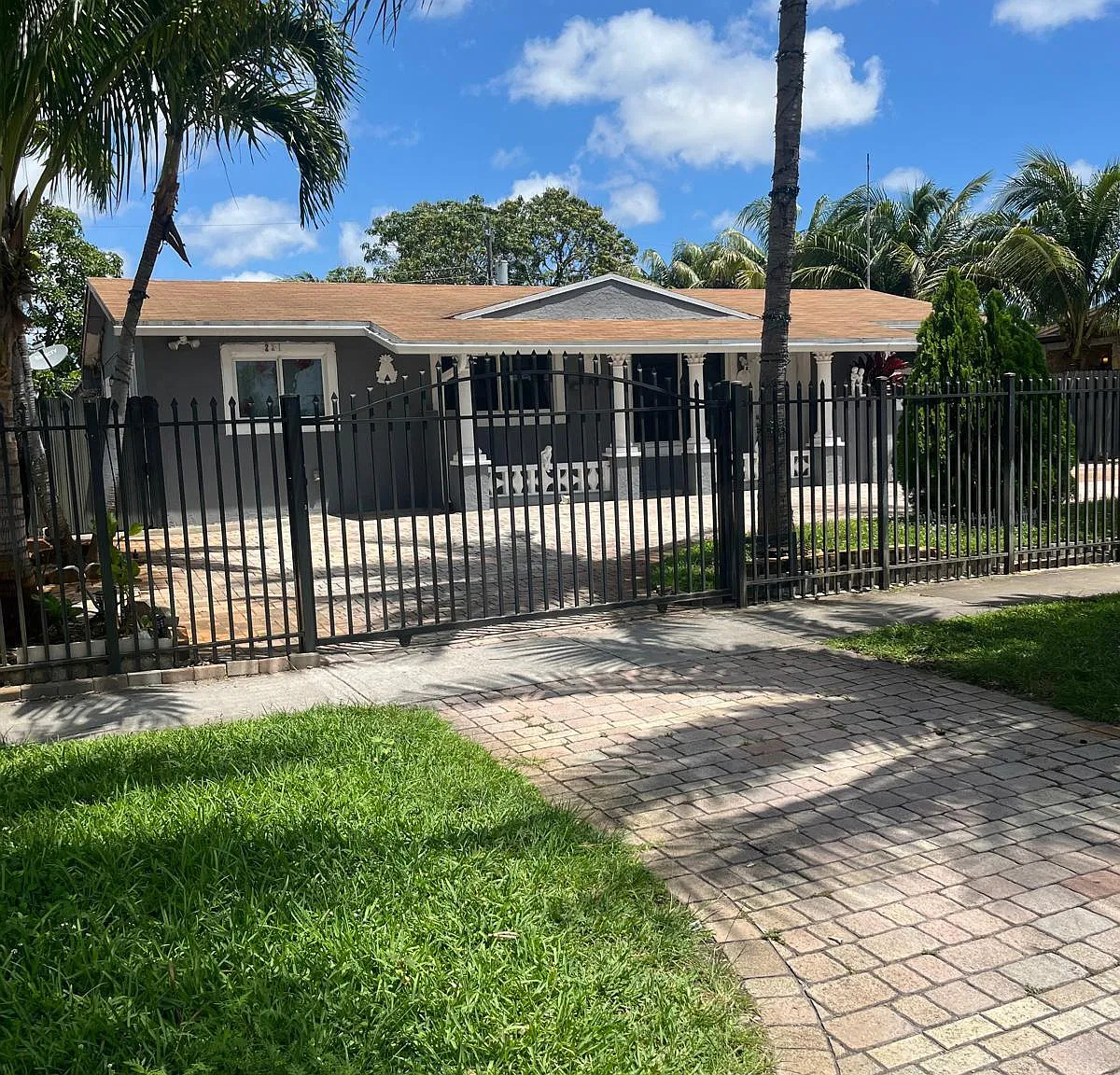 3 bed, 2.0 bath, 1640 sqft, $2,999 — Photo 3
