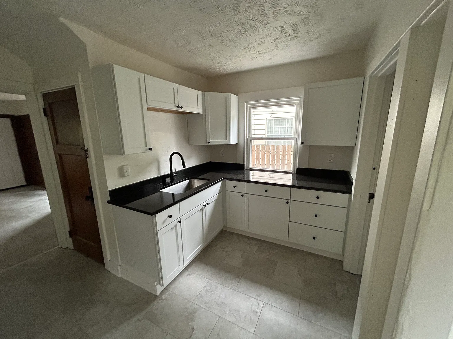 3 bed, 1.5 bath, 1400 sqft, $1,250 — Photo 4