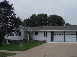 831 Maple Crest Dr, Nebraska City, NE 68410