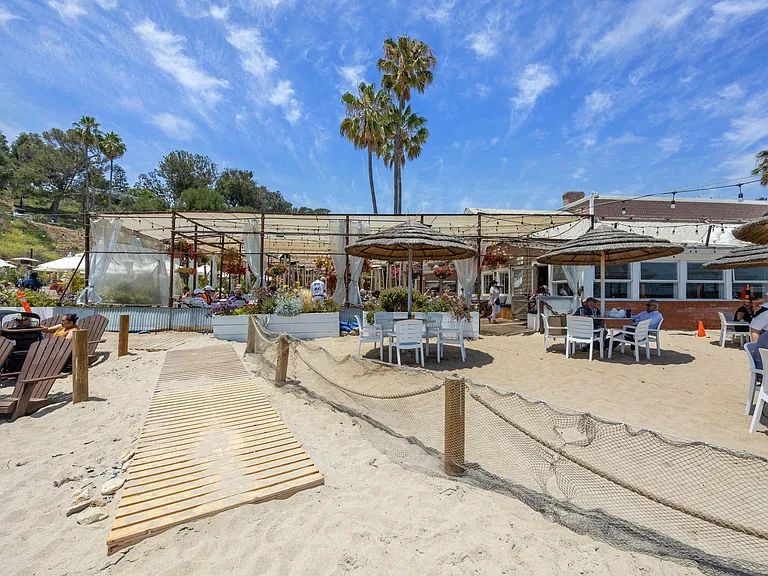 Take a seat at Paradise Cove Beach Cafe for a refreshment and relaxation.